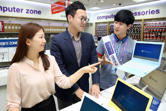 하이마트 대치점을 찾은 고객들이 최신형 노트북을 상담받고 있다.  사진=롯데하이마트 제공